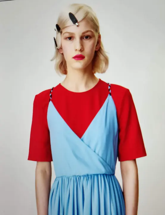 Editoriale fashion con bob biondo e styling grafico