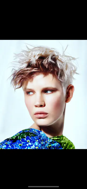 Beauty ravvicinato con pixie chiaro e texture decisa