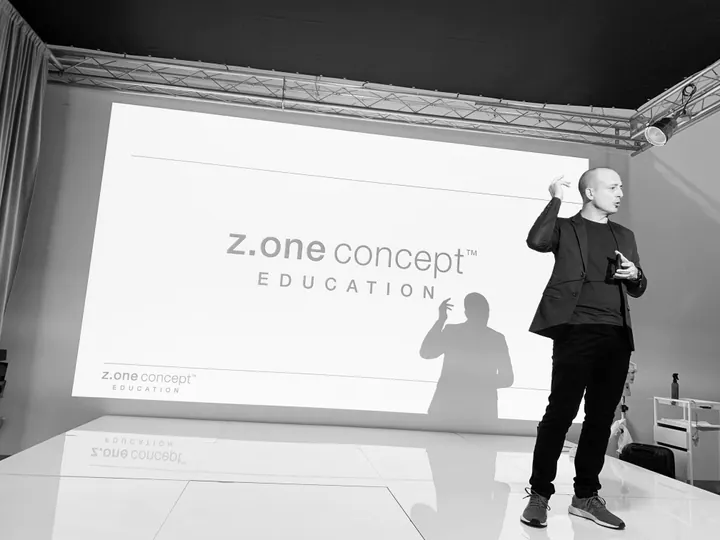 Diego Avellini presenta una collezione durante un evento di formazione
