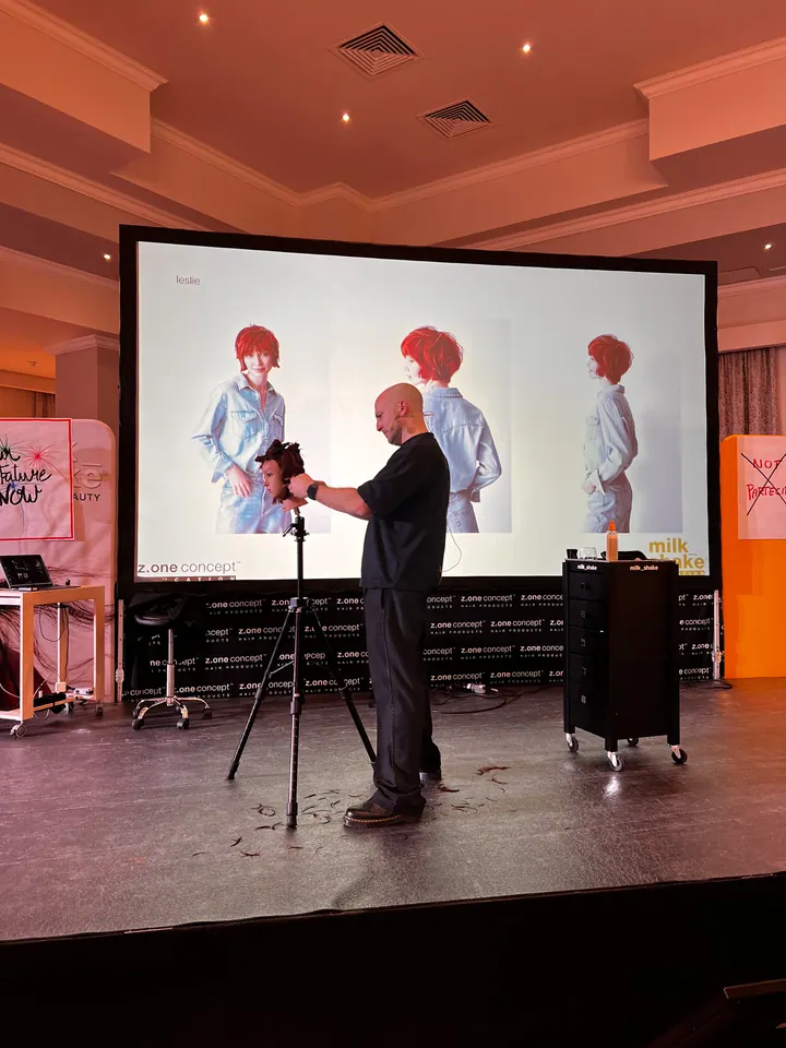 Presentazione di un look hair durante un incontro professionale