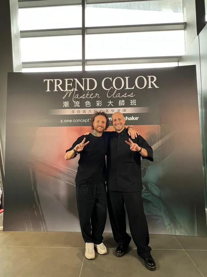 Diego Avellini durante un appuntamento professionale dedicato al colore