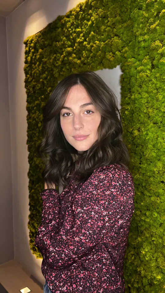 Capelli castani lunghi con volume e movimento naturale