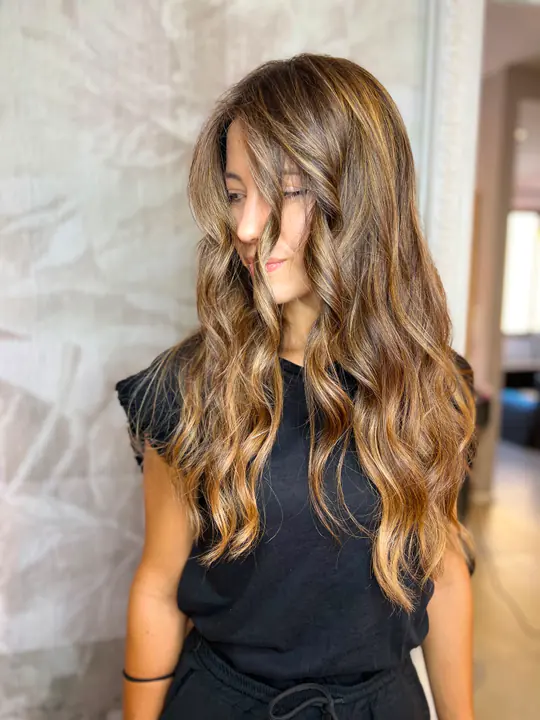 Capelli lunghi biondi con onde morbide realizzate in salone
