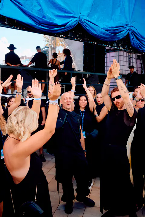 Team e pubblico si salutano al termine di uno show