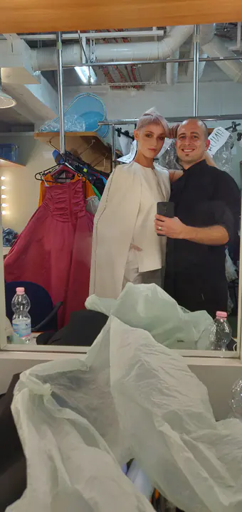 Diego Avellini con una modella in bianco nel backstage