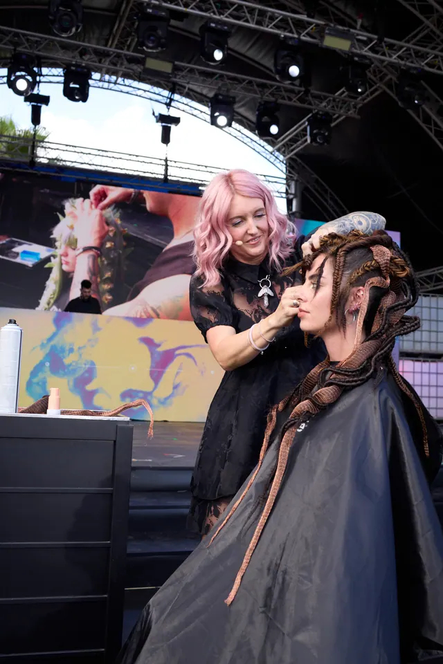 Creazione hair dal vivo su un grande palco professionale