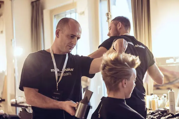 Diego Avellini durante la preparazione di un look nel backstage