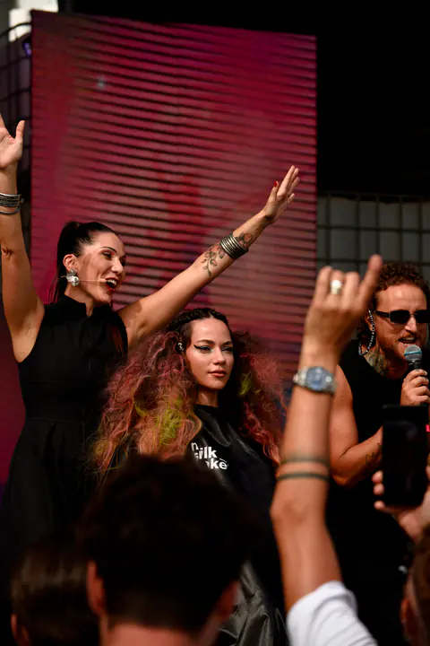 Pubblico davanti al palco durante uno show hair con Diego Avellini