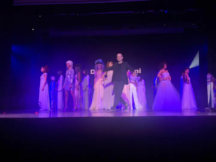Line-up finale di modelle e team su un palco internazionale