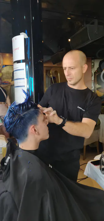 Diego Avellini lavora sui capelli di una modella dietro le quinte
