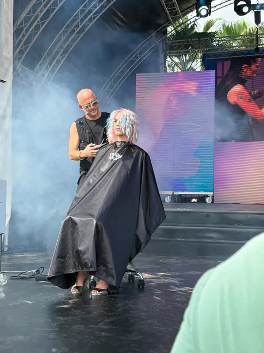 Grande palco con fumo e maxi schermo durante uno show hair