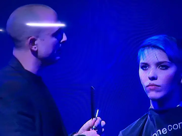 Diego Avellini al lavoro sotto le luci blu di uno show