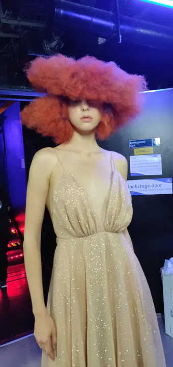 Look da show con un grande volume rosa costruito sui capelli