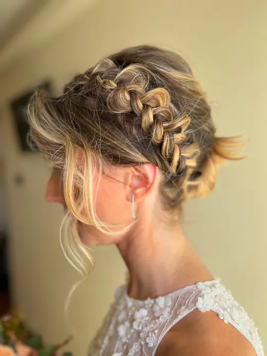 Acconciatura sposa intrecciata vista lateralmente