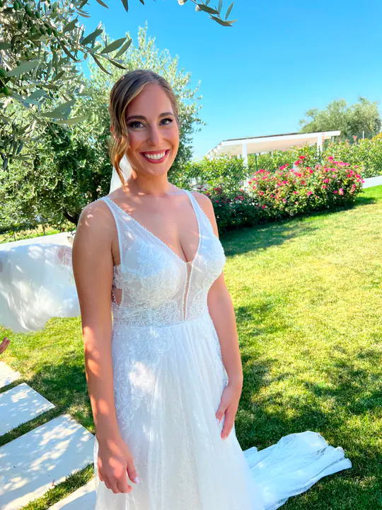 Sposa all'aperto con raccolto e abito bianco
