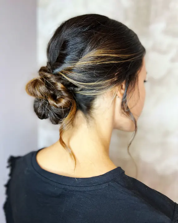 Raccolto basso da sposa visto da dietro