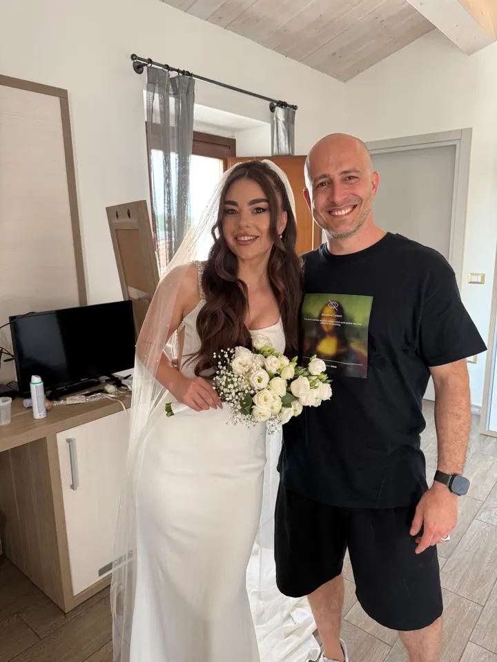 Diego Avellini accanto alla sposa con bouquet al termine della preparazione